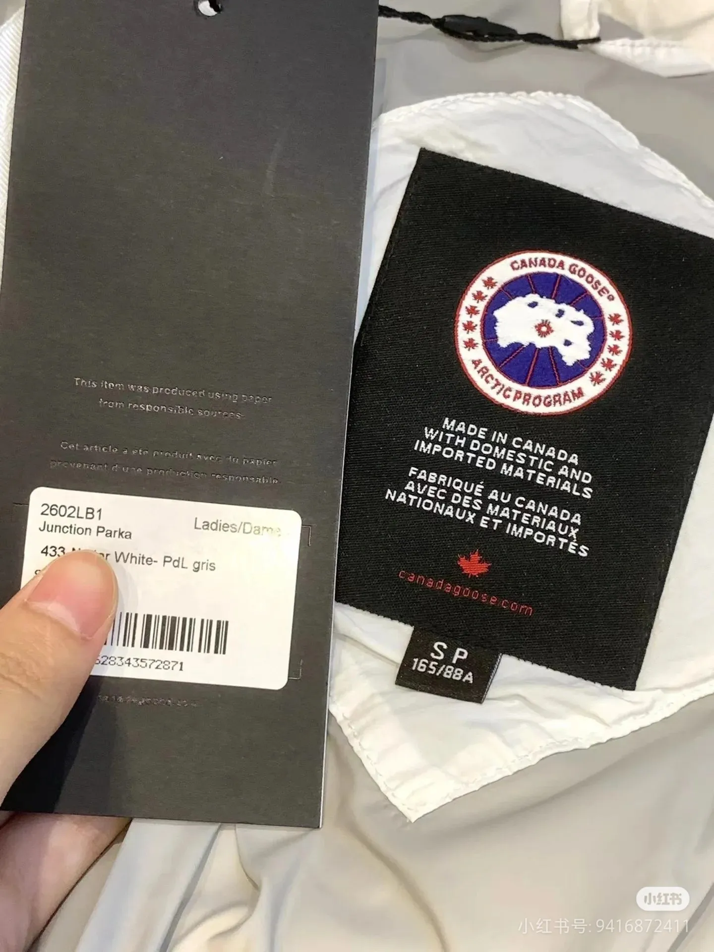 P760 Capsule Series #Exclusive First Release #𝘾𝘼𝙉𝘼𝘿𝘼 𝙂𝙊𝙊𝙎𝙀𝙅𝙪𝙣𝙘𝙩𝙞𝙤𝙣 Top Original Core Private Chat CANADA GOOSE White Label STELS Series Junction Pastel Parker Top Original Product color: Beichen white, melting water blue, stone gray, soft light pink, moonlight lime Size: XS, S, M, L, XL Junction Parker pastel light weight, warm. The Junction Parker is made from soft EnduraLuxe fabric with CORDURA for added durability in high-wear areas, making it lightweight and durable. Features a removable hood for easy transition into warmer weather. Featuring white trim, this parka complements the muted fabric colors and brings a breath of fresh air into the colder months.  Materials List: Details Product Features Removable premium insulated hood is two-way adjustable and padded with down for greater softness around the head and neck Length: Hip-length and warm.  Fabric: Wear-resistant knitting technology: CORDURA fabric is used to reinforce wear-prone areas to improve durability. The inner strap can be worn on the shoulders to free up your hands. The down placket is designed with an invisible snap button closure above the two-way zipper to prevent wind and warmth. Unzips from the bottom to increase range of motion or improve breathability Ribbed knit cuffs add comfort and lock in heat Internal drawstring at hem to block cold wind 3 exterior pockets: Fleece-lined handwarmer pockets with two-way zipper closure for easy access to items. Security pocket with zipper closure under the fly · 2 internal pockets: drop-in pocket Note: As we all know, the original version is made of 80% white duck down, and the fill power refers to the cubic inches of volume occupied by each ounce (30 grams) of down under certain conditions. If one ounce of down occupies 500 cubic inches, the fill power of the down is 500. So we can simply understand it as: fill power is the volume of down, and the volume of down is fill power. The higher the fill power of down, it means that under the same filling amount, down can fix a larger volume of air layer to keep warm and insulate, so the warmth retention of down is better.  Summary: Note: Some merchants add waste silk, 50 velvet, hand-feel velvet, etc. to the filling in order to maximize profits during the production process! It is said to be 90% white duck down, purchasing agent level, or even more exaggeratedly said to be 90% white goose down, to fool the layman! (You can consult the official website. All styles are made of white duck down.) At the same time, I will teach you a more practical trick: buy one from Tmall, and buy another from a merchant you trust at the same time, and come back to compare the details. (Tmall provides 7-day no-reason return and exchange, and MT does not affect secondary sales and provides 15-day no-reason return and exchange.) ⚠️ Remember the principle of getting what you pay for! Don't be greedy for small gains, or you will suffer big losses! Every customer is welcome to ask questions and we will continue to improve product quality and service!
